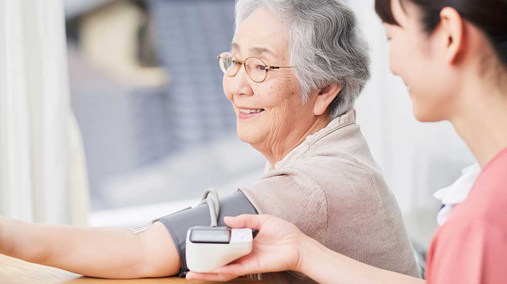 看護師が体調を見守る様子